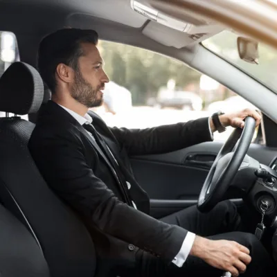 Pourquoi louer une voiture de luxe à Paris pour un rendez-vous d’affaires ?